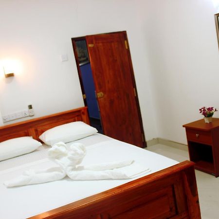 Hotel Camorich Tissamaharama Exteriör bild