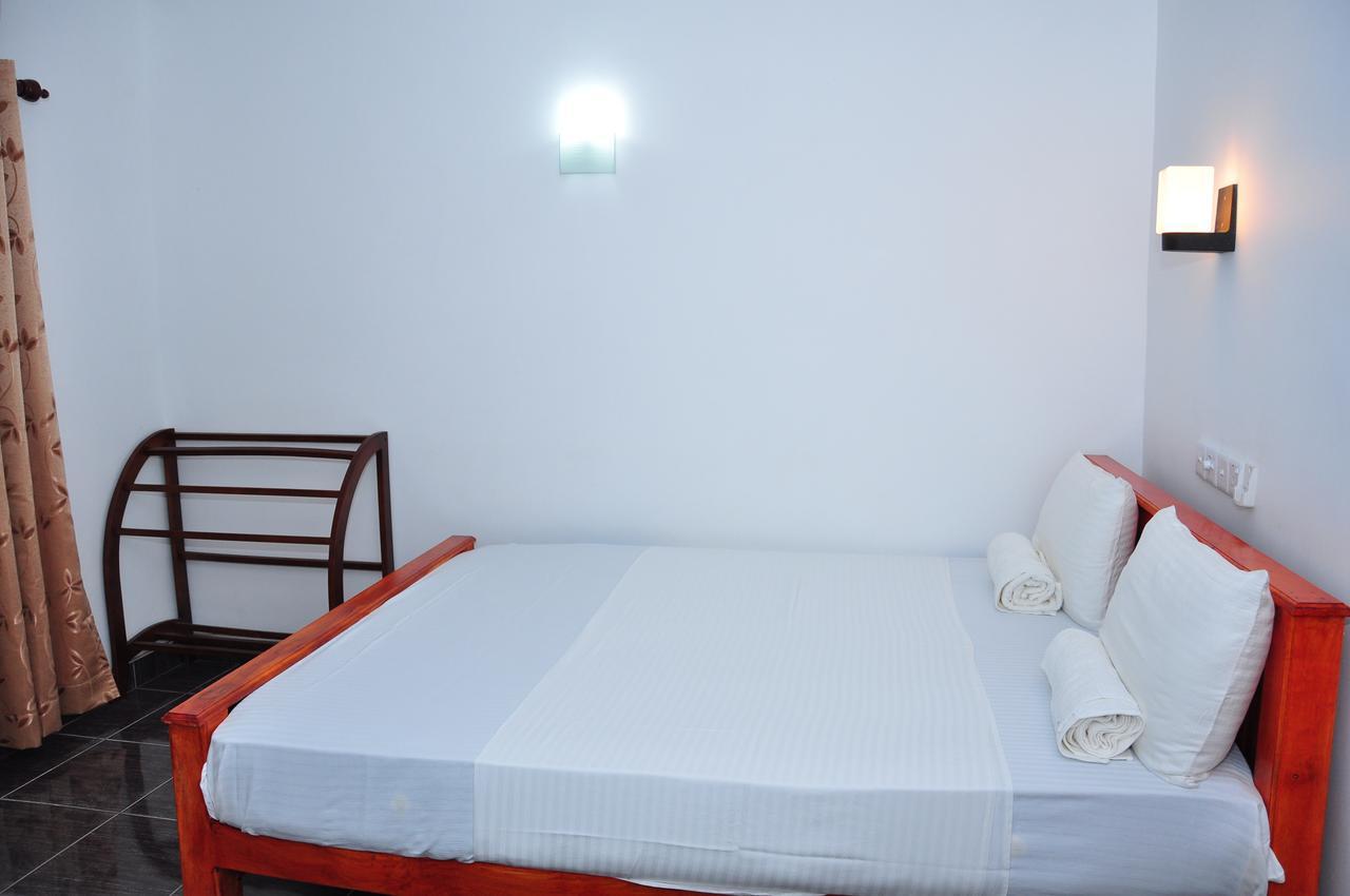 Hotel Camorich Tissamaharama Exteriör bild