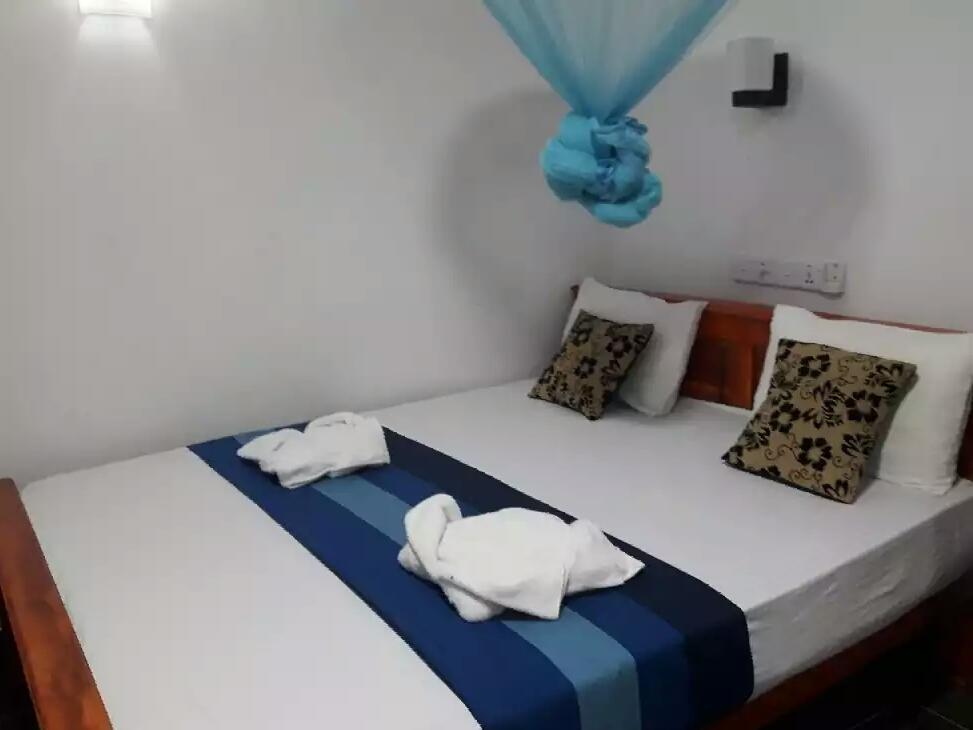 Hotel Camorich Tissamaharama Exteriör bild